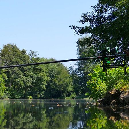 Camping Les Lacs De Courtes Hotel Estang Екстериор снимка
