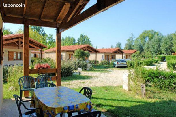 Camping Les Lacs De Courtes Hotel Estang Екстериор снимка