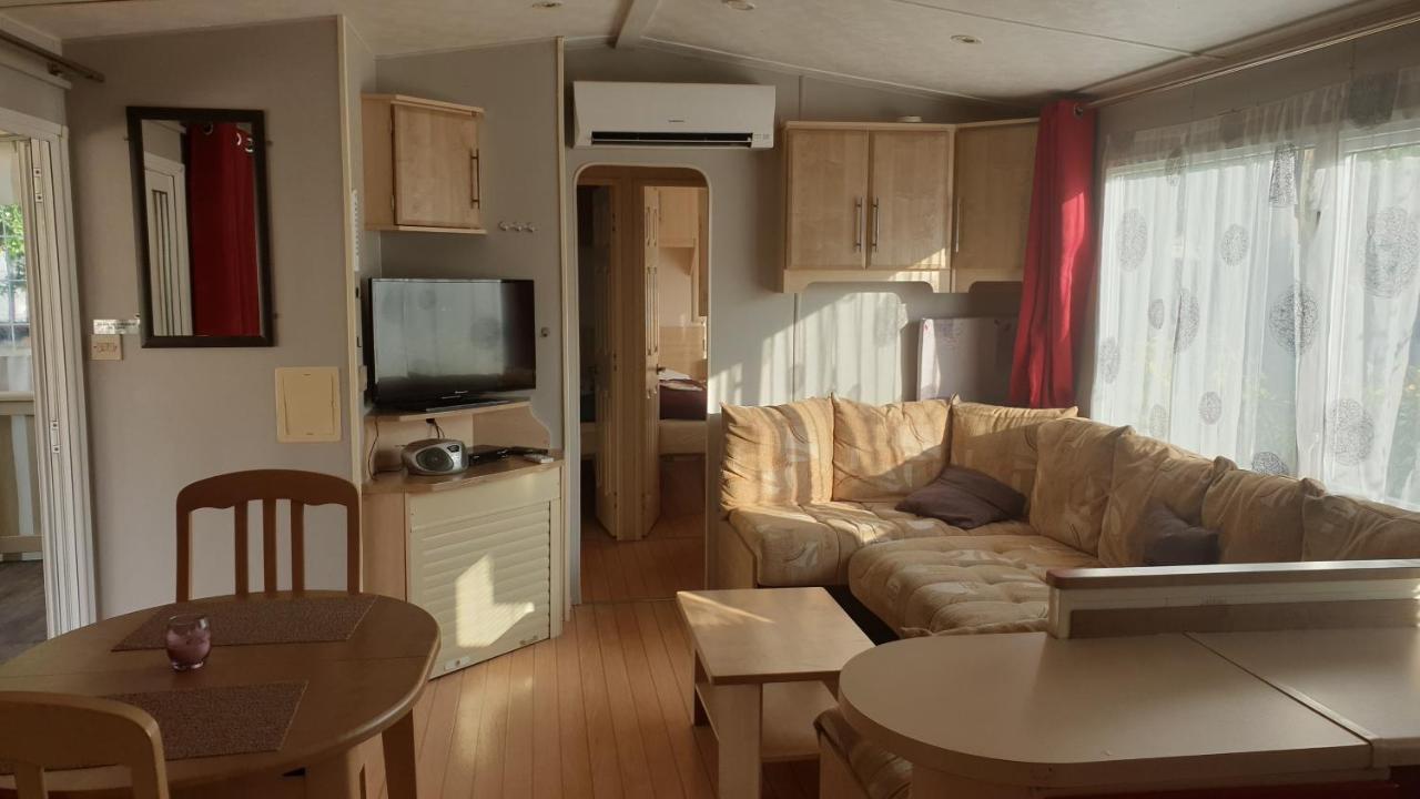 Camping Les Lacs De Courtes Hotel Estang Екстериор снимка