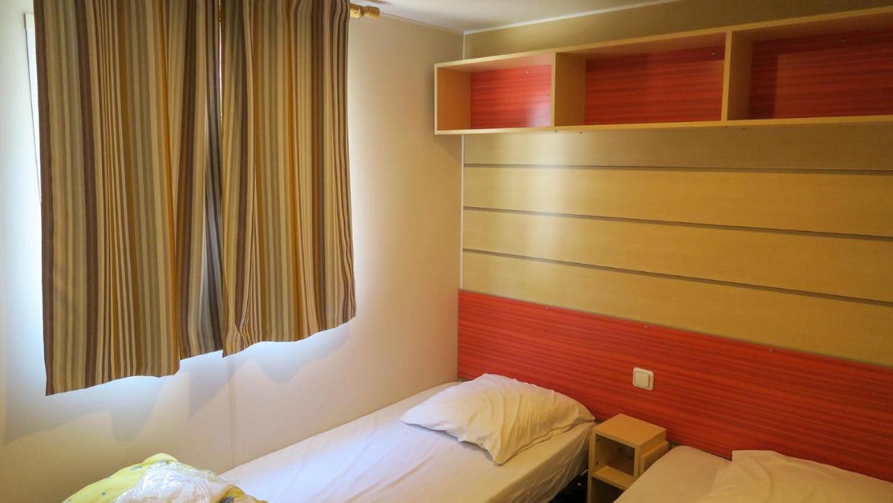 Camping Les Lacs De Courtes Hotel Estang Екстериор снимка