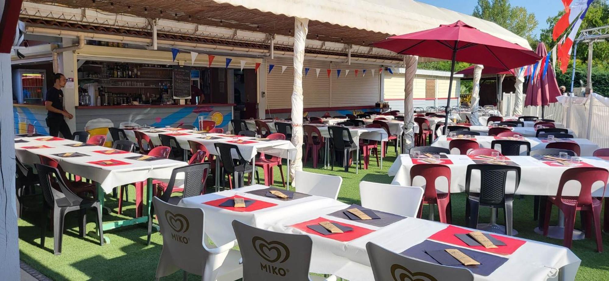 Camping Les Lacs De Courtes Hotel Estang Екстериор снимка
