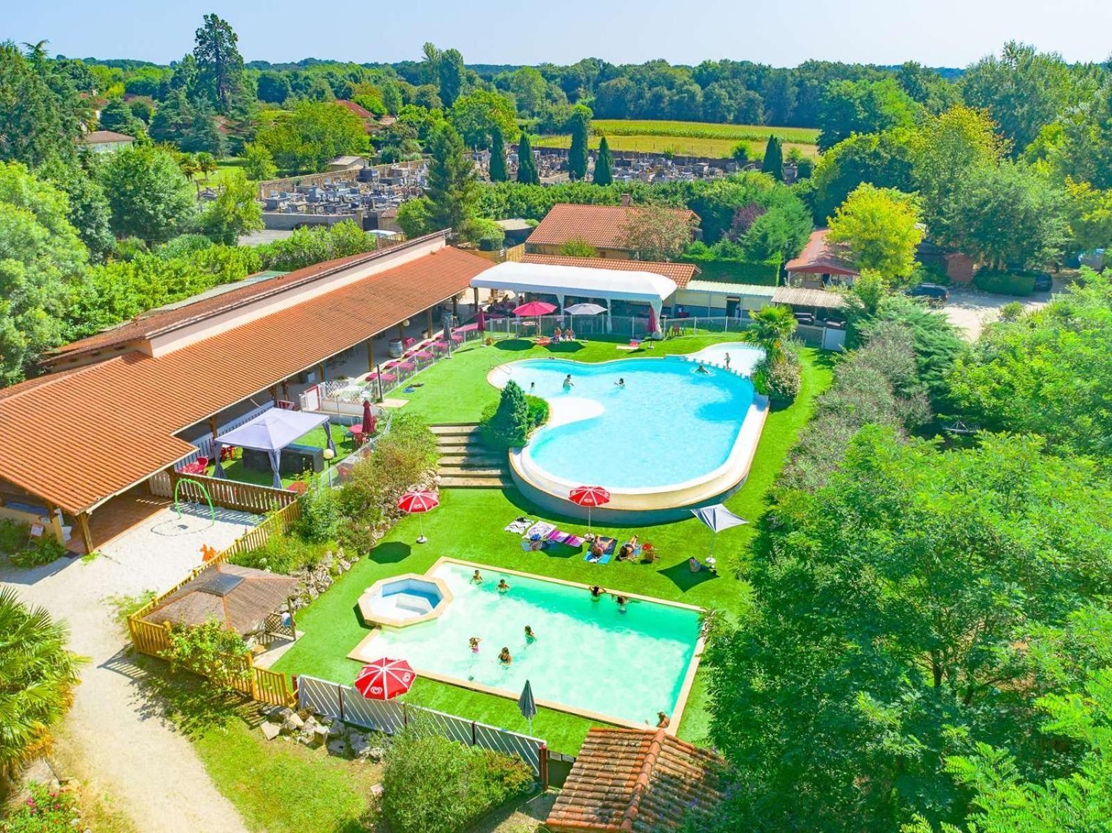 Camping Les Lacs De Courtes Hotel Estang Екстериор снимка